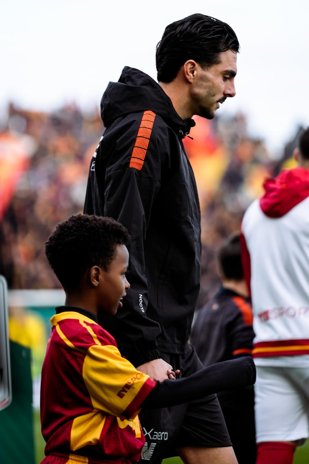 Kike Pérez salta in campo con un bambino.