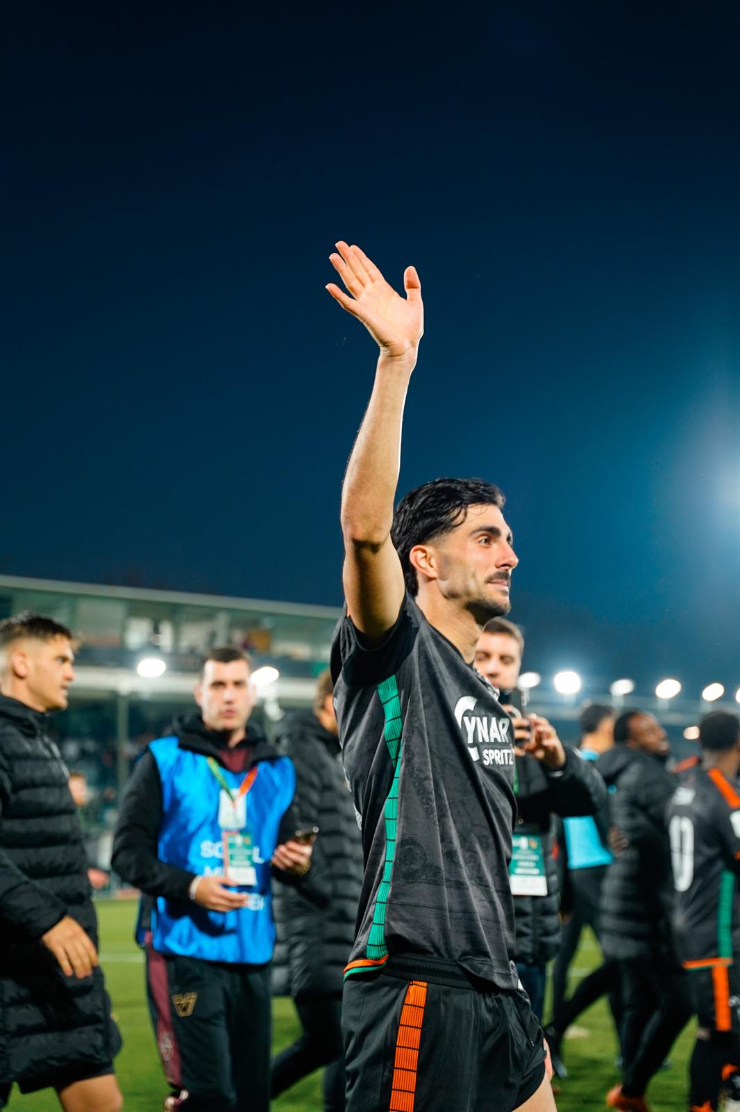 Kike Pérez saluta i tifosi.