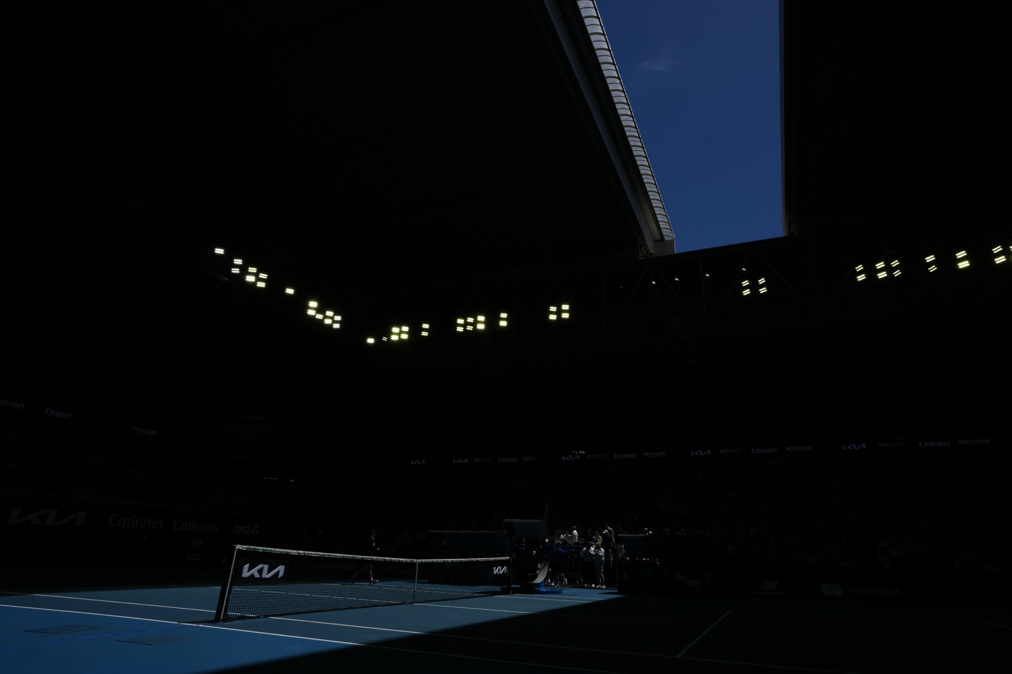 El momento en el que se cierra el techo de la central.