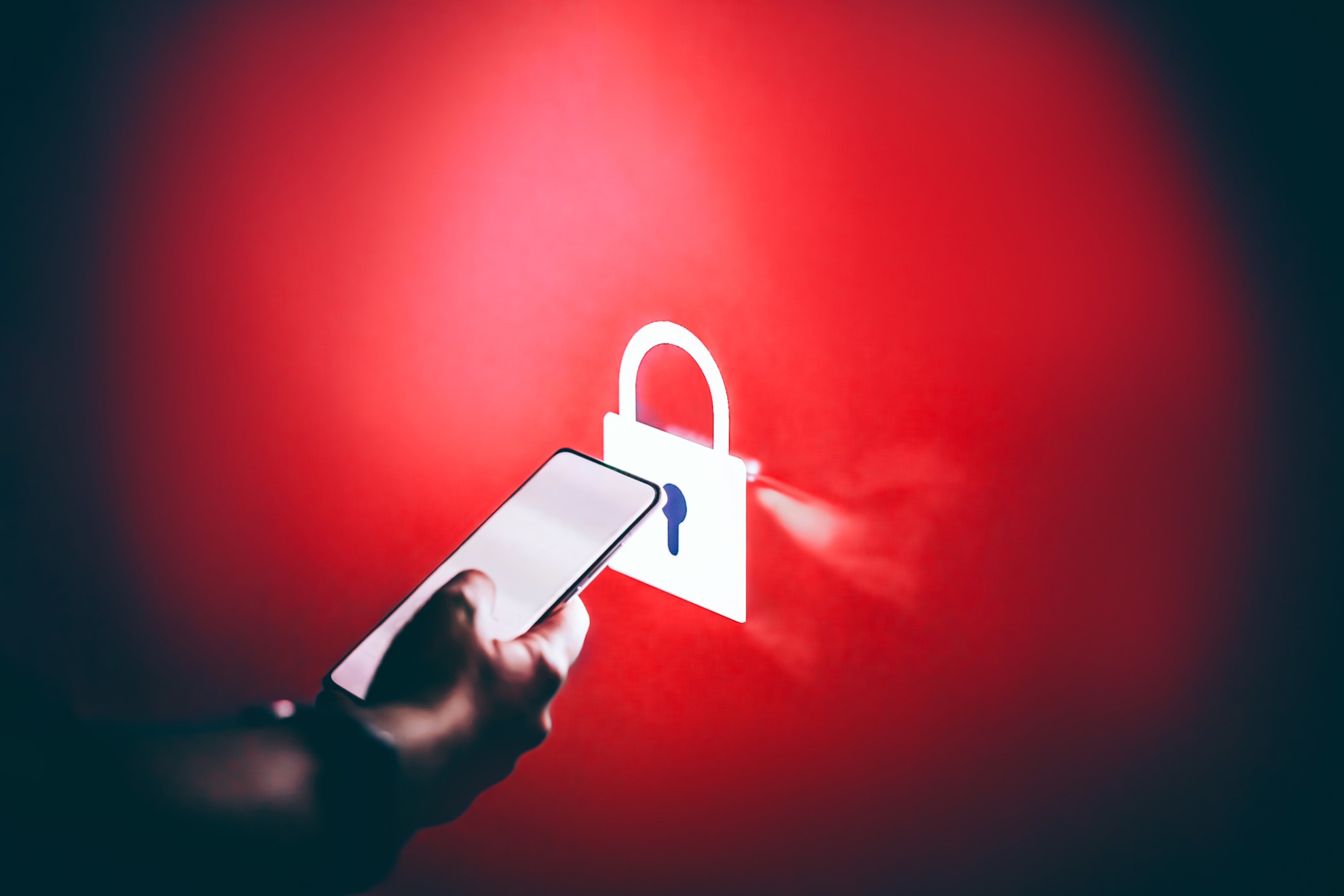 Una persona sostiene un teléfono móvil.