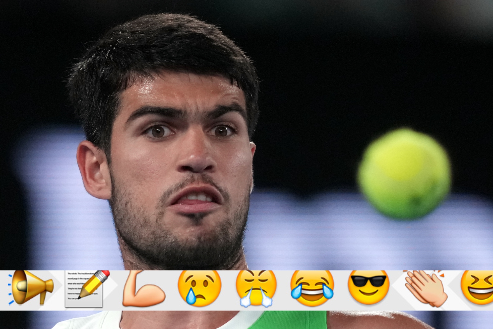 Alcaraz mira fijamente la pelota.