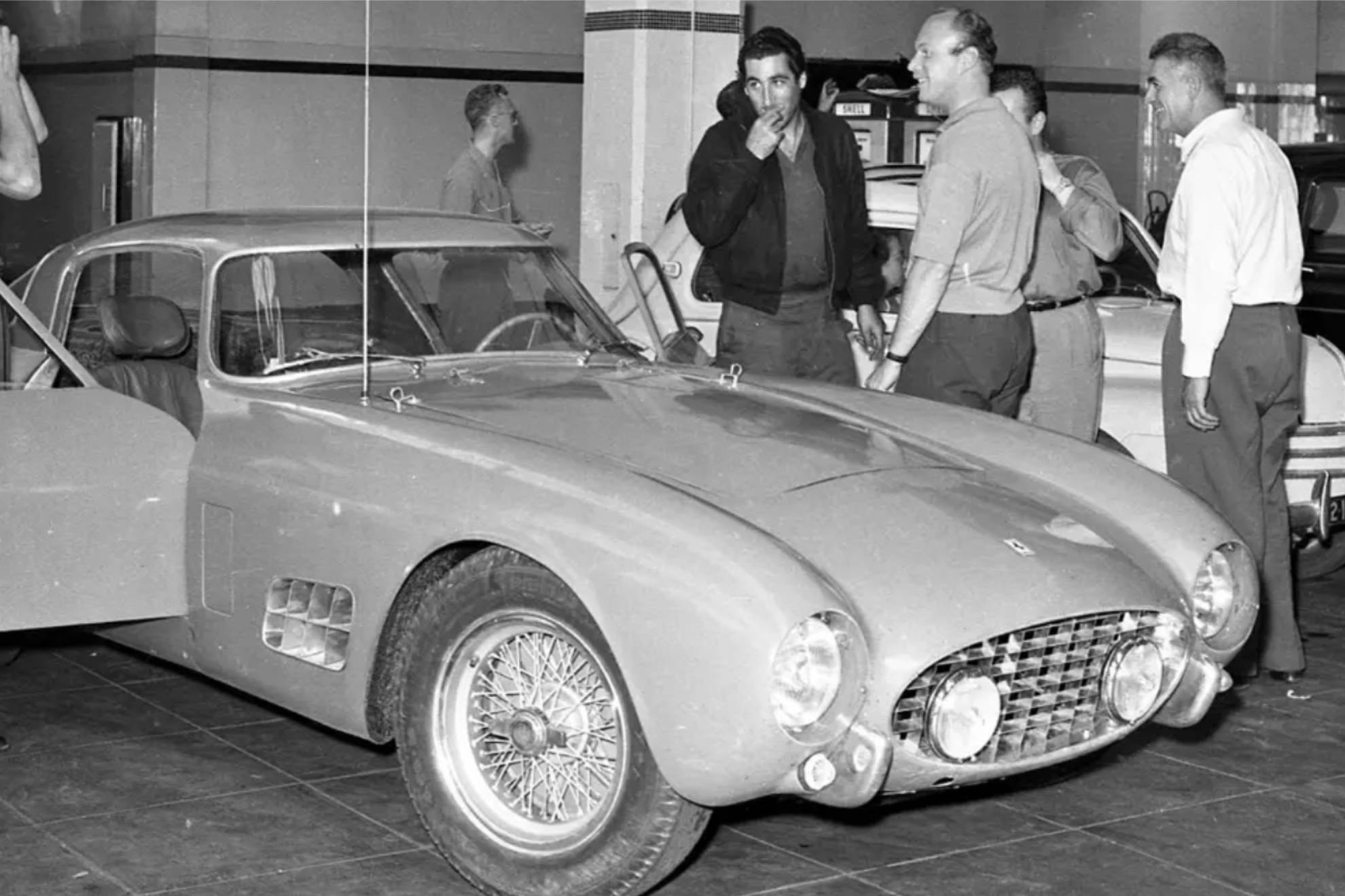 De Portago, con chaqueta. Frente a él, vestido con pantalones oscuros, está su amigo y copiloto Ed Nelson.