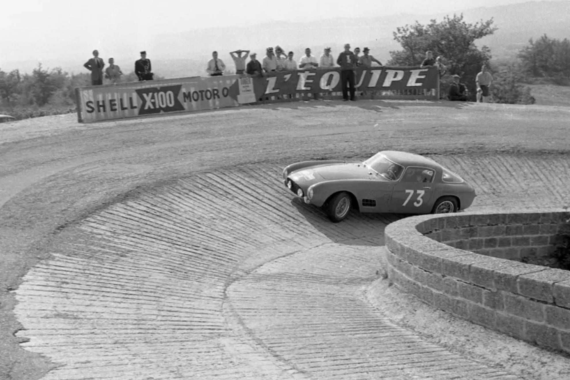 De Portago y su copiloto, en una curva durante el Tour de Francia de 1956.