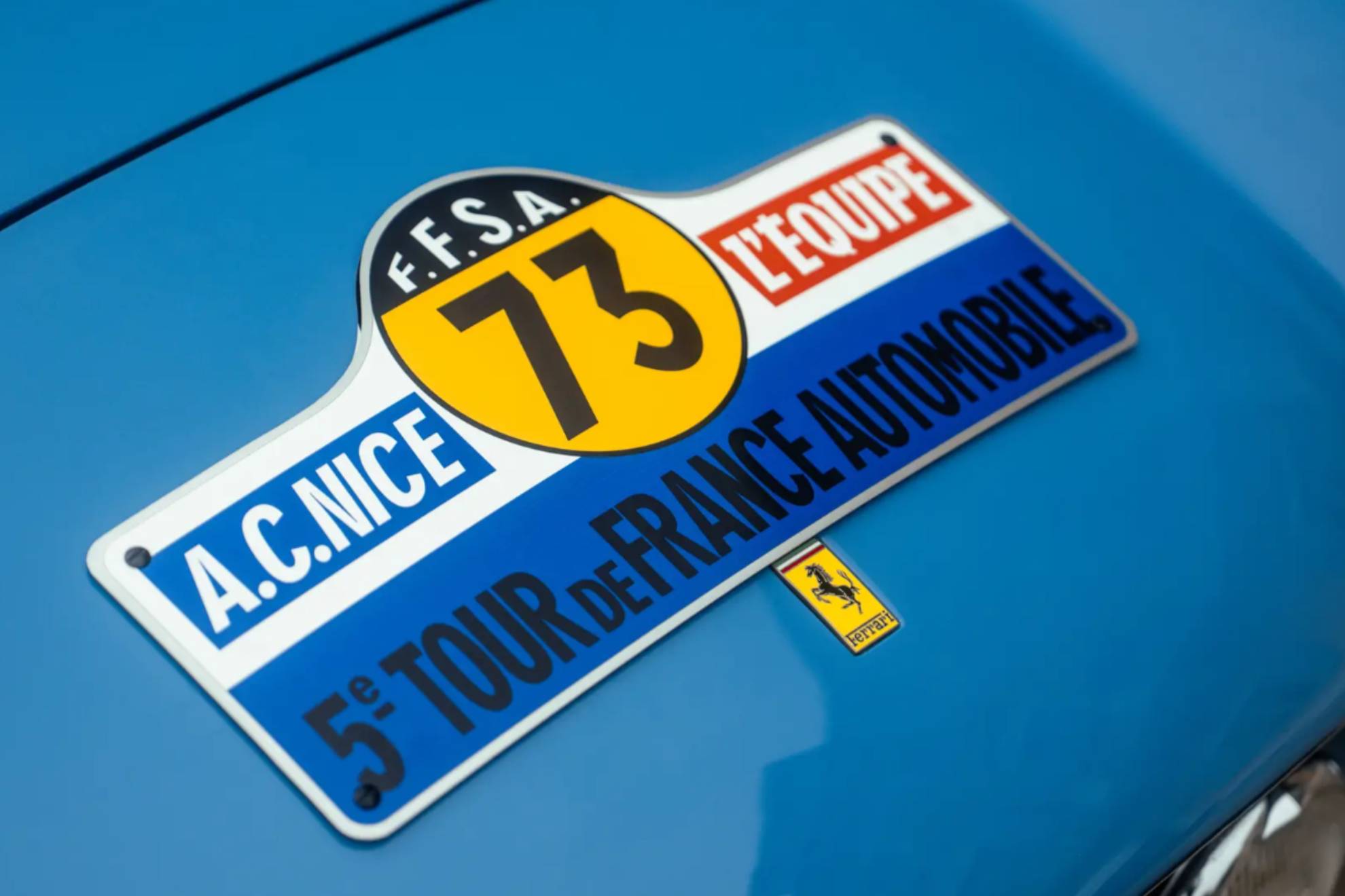 El coche está restaurado a la perfección.