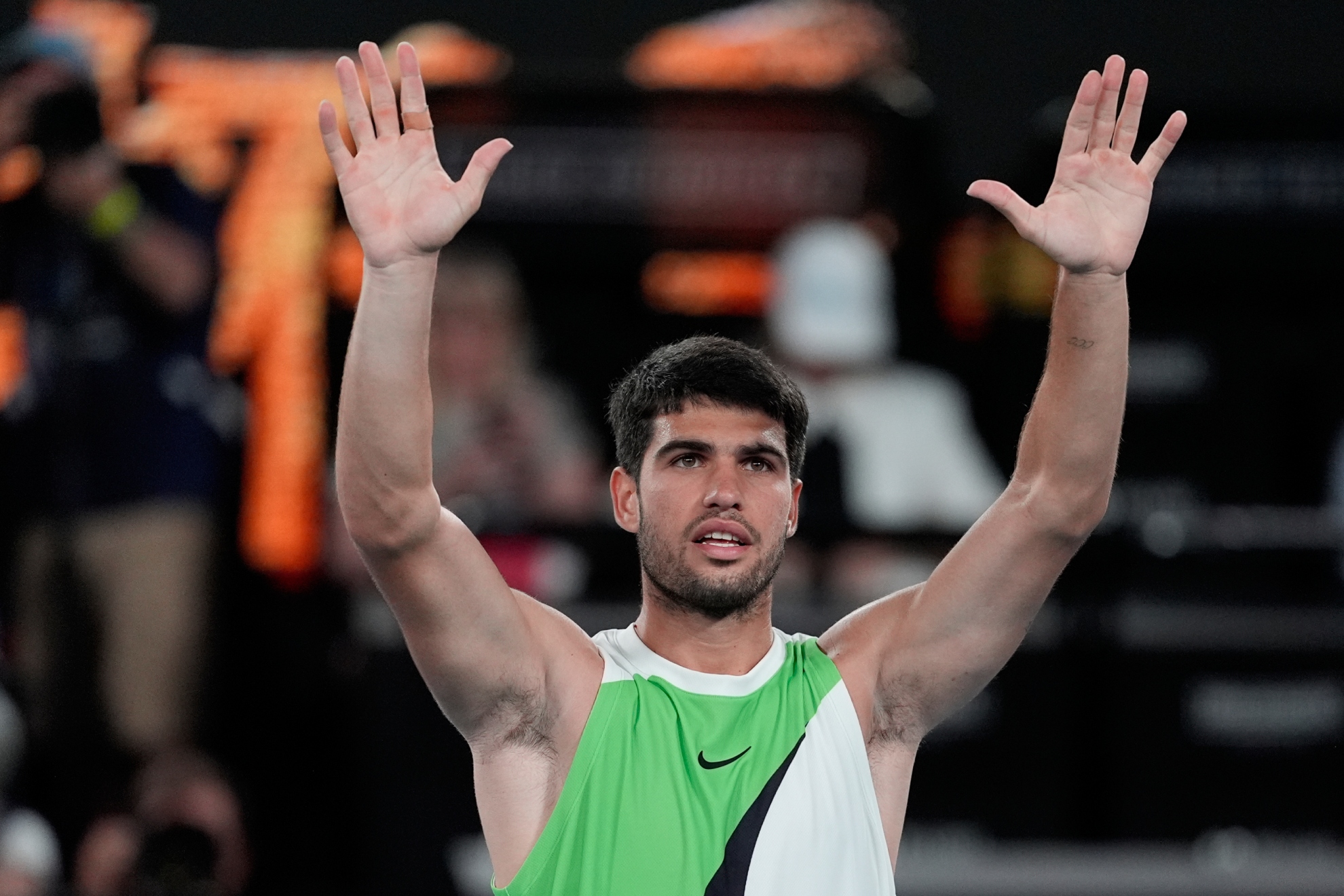 Alcaraz saluda a la grada.