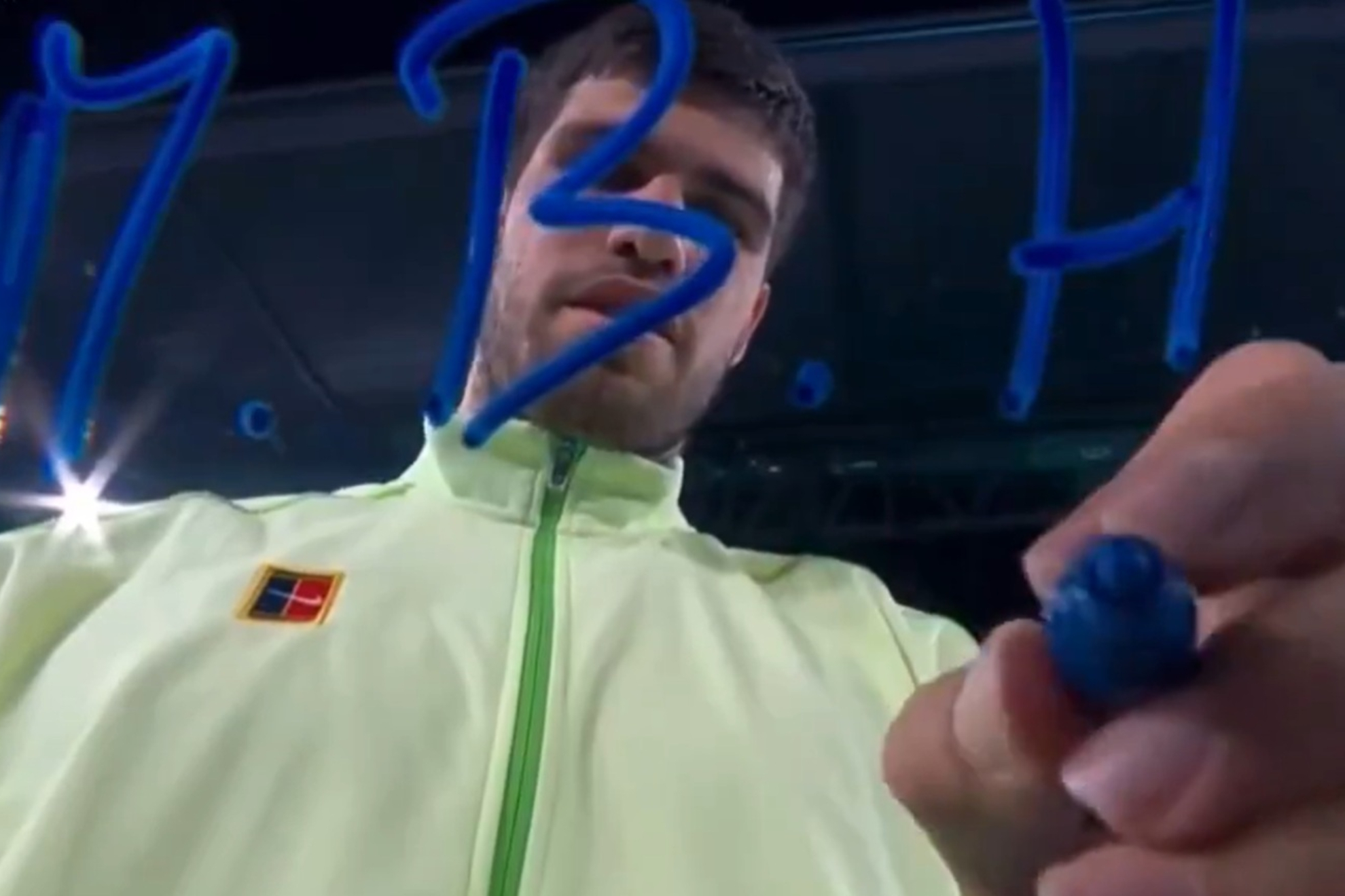 Carlos Alcaraz escribe 'M.B.H.' en la cámara.