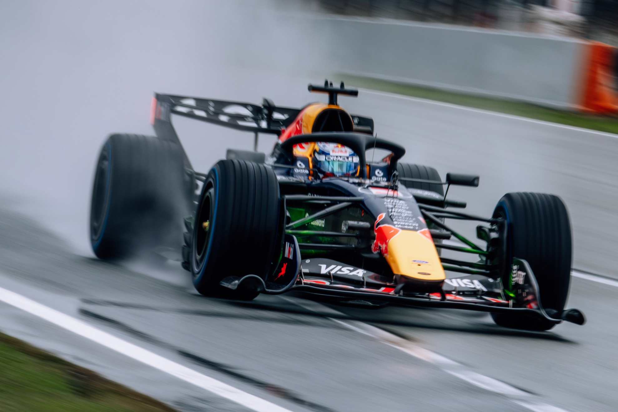 Verstappen, con el RB22, en lluvia por la mañana en Barcelona.