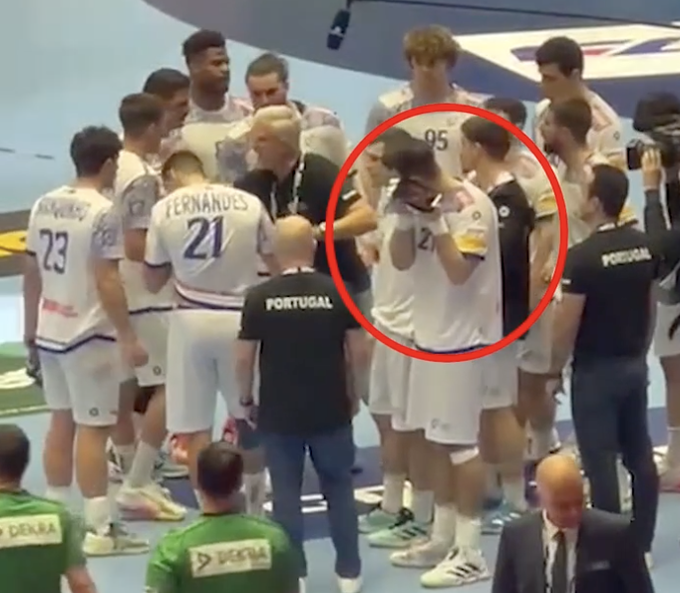 Neves utiliza la tablet durante un tiempo muerto.