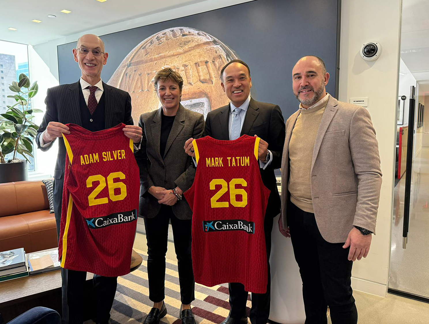 Adam Silver y Mark Tatum, con las camisetas de la selección que les regalaron Aguilar y Mateo.