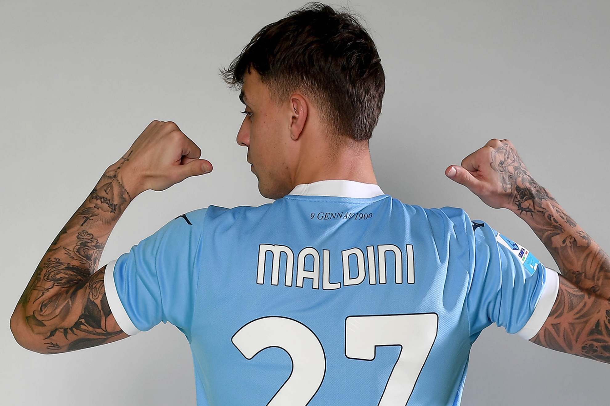 Daniel Maldini posa con la camiseta de la Lazio.