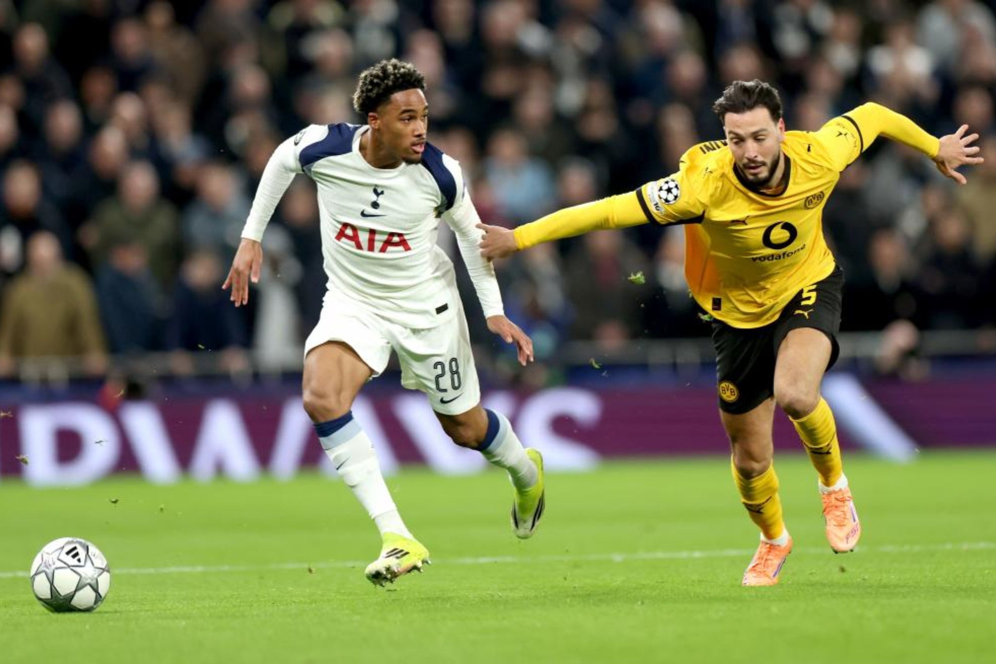 Wilson Odobert conduce el balón ante el West Ham.