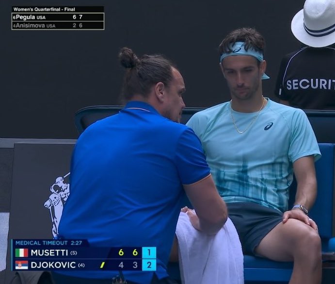 Musetti, en el momento de ser atendido.