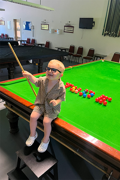 Jude Owens, un genio del snooker de 2 años, entra en el Guinness World Records