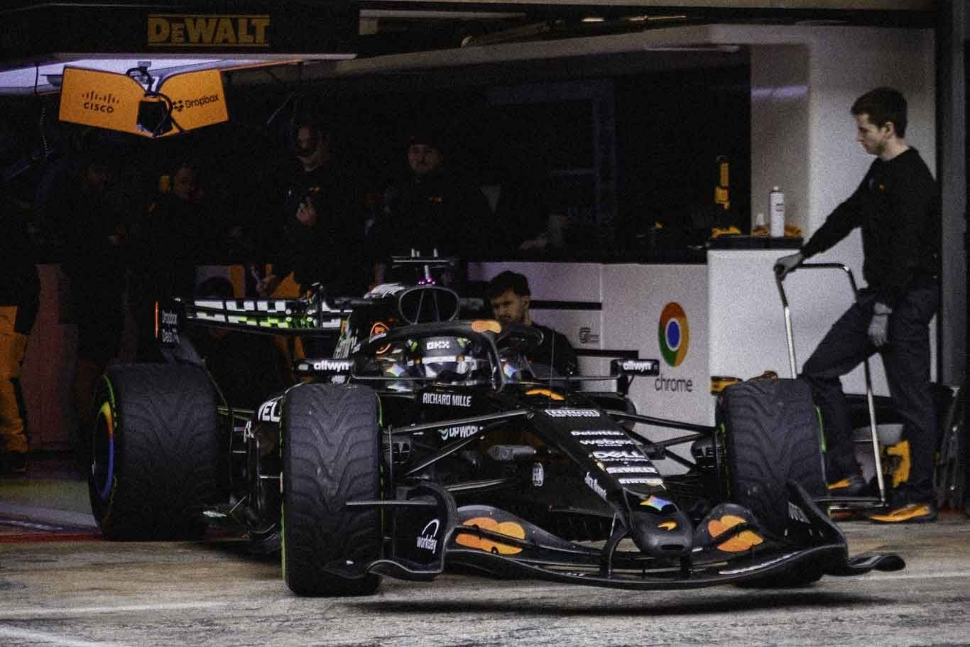 El McLaren de Norris sale de box.