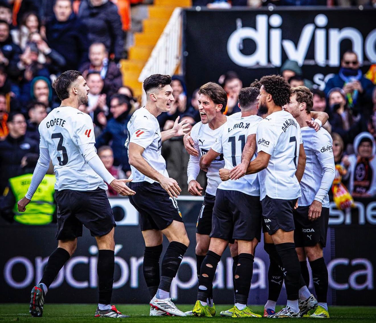 Los jugadores celebran un gol en Mestalla.