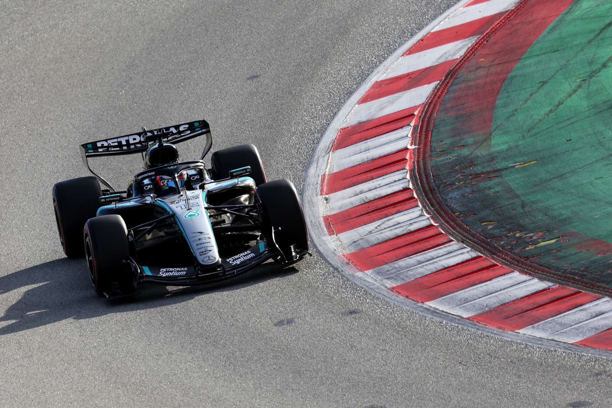 Antonelli, con el Mercedes W17, en el Circuit.