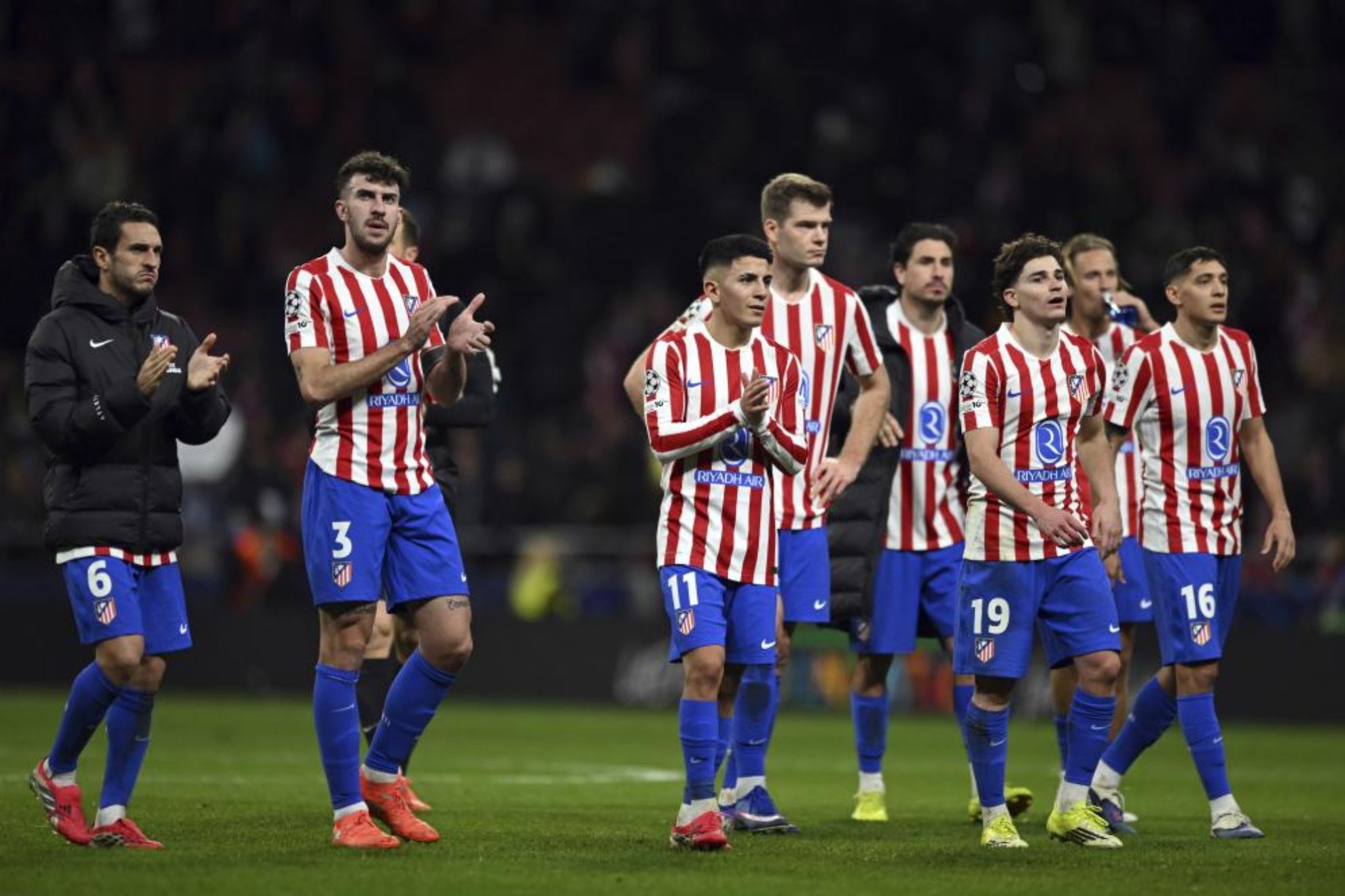 Los jugadores del Atlético, hundidos.