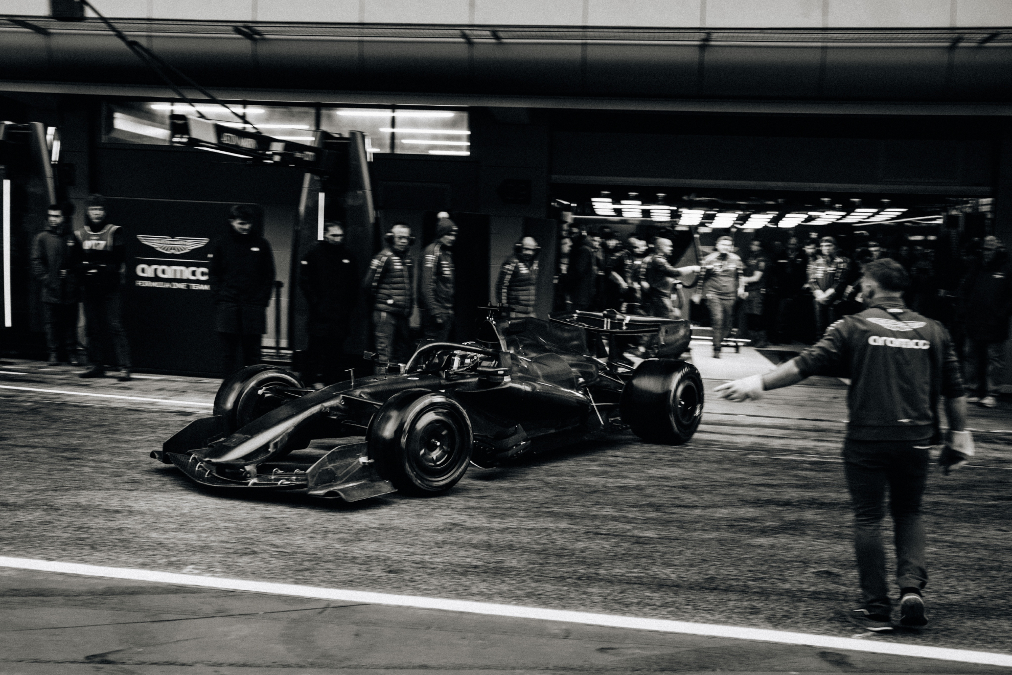 El Aston Martin AMR-26 sale de box.