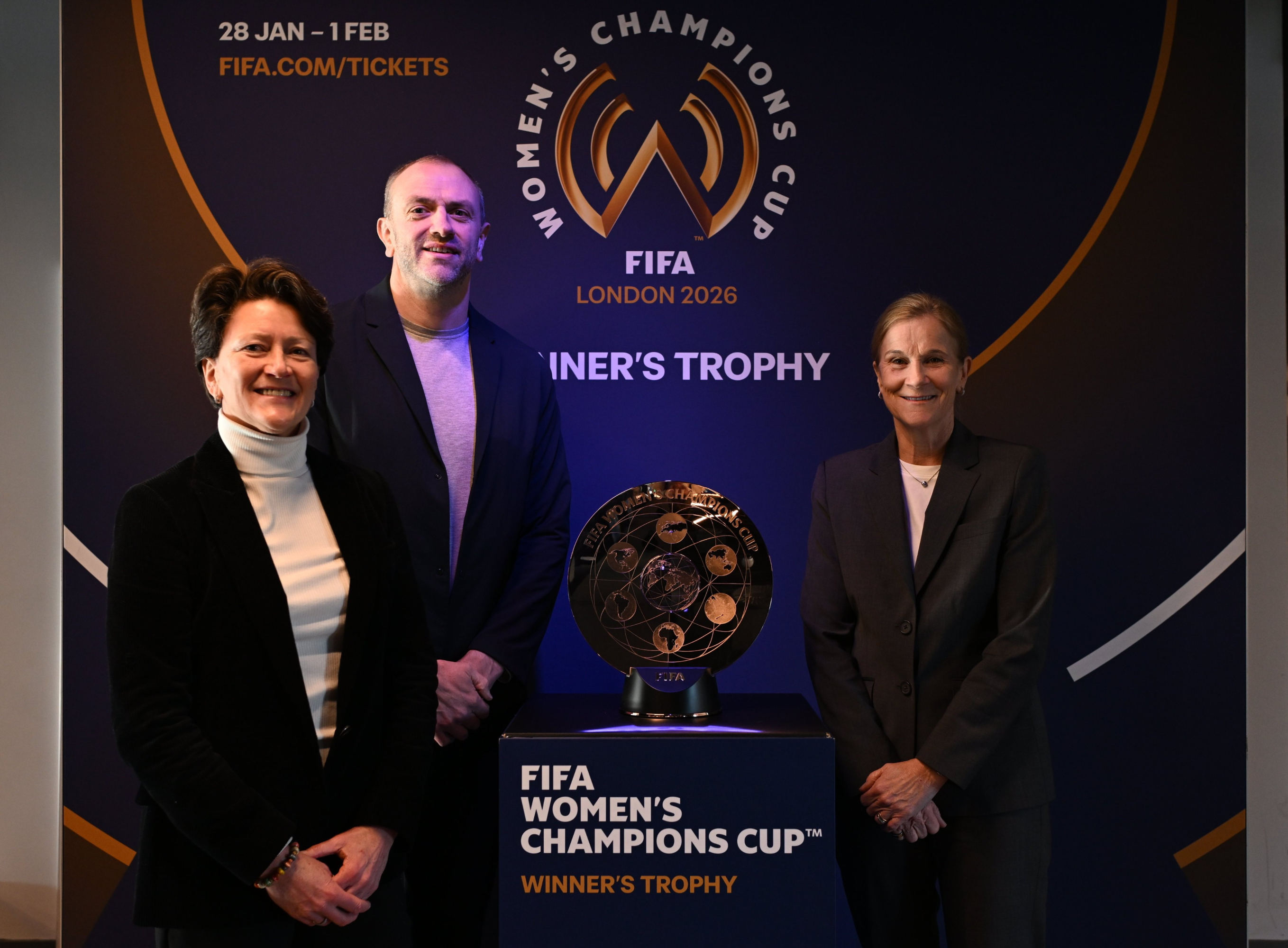 Audrey Cooper, Dan Clements y Jill Ellis posan con la Copa de Campeonas