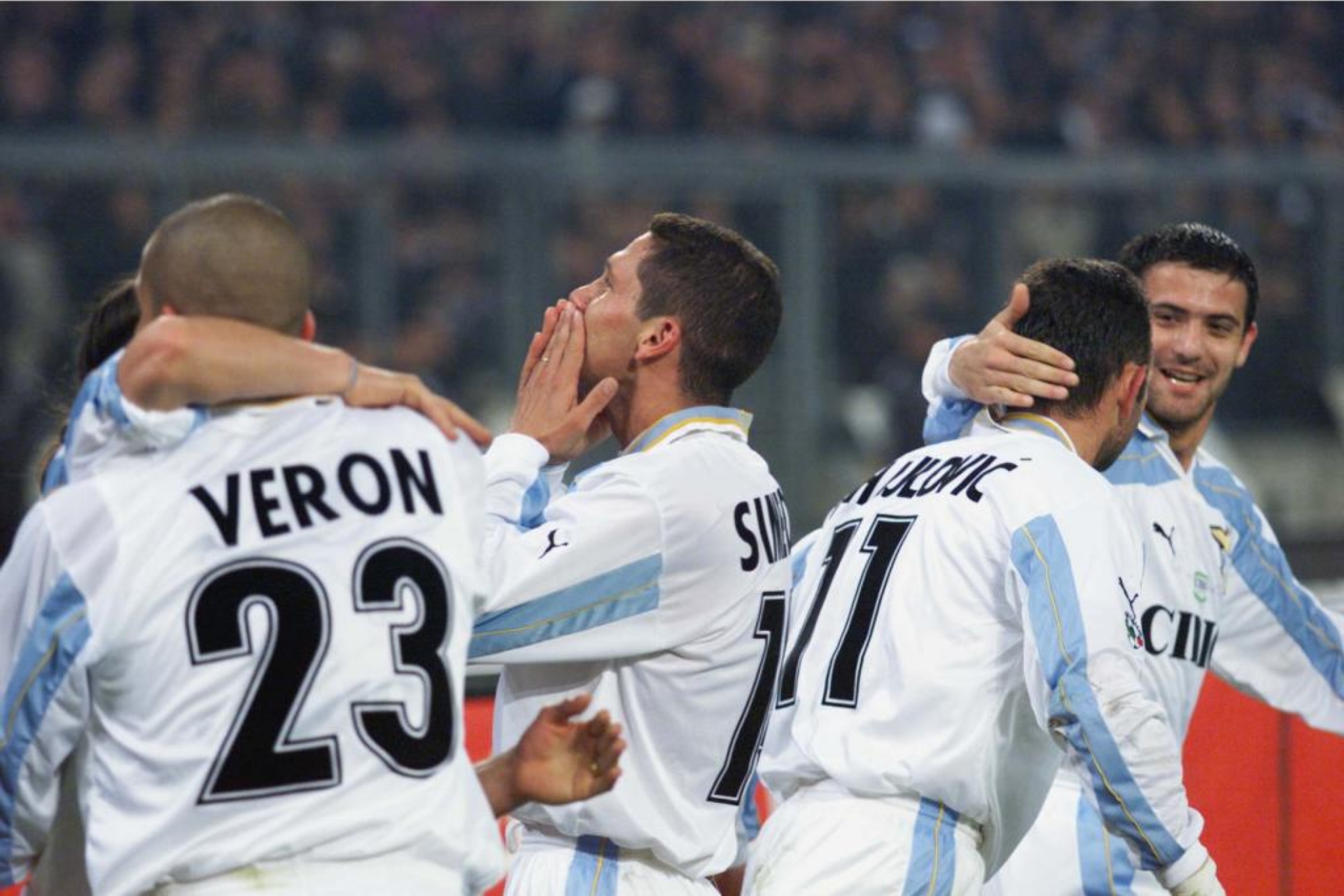 Diego Simeone celebra un gol con la Lazio con Dejan Stankovic a la derecha de la imagen.