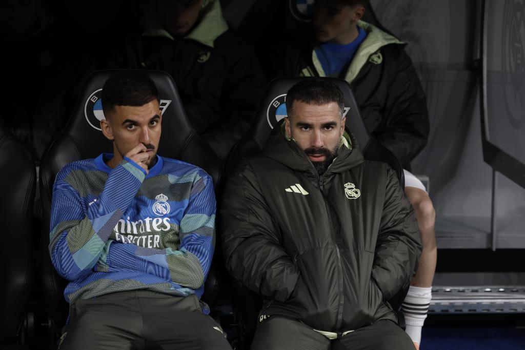 Ceballos y Carvajal, en el banquillo durante el Real Madrid - Levante en el Bernabéu.