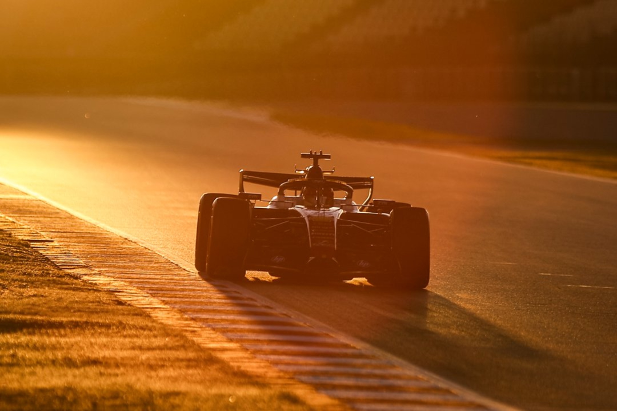 Lewis Hamilton, con el nuevo Ferrari, en Barcelona.