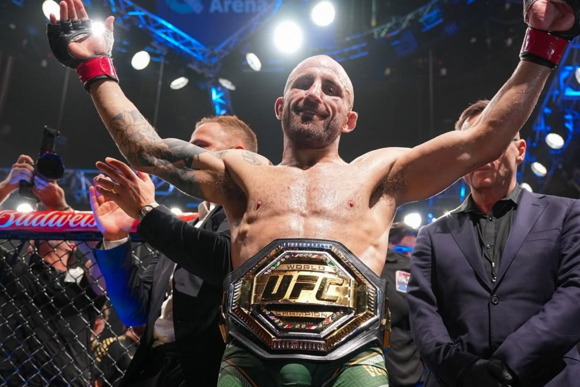 Alexander Volkanovski, tras retener el cinturón de peso pluma ante Diego Lopes en el UFC 325.