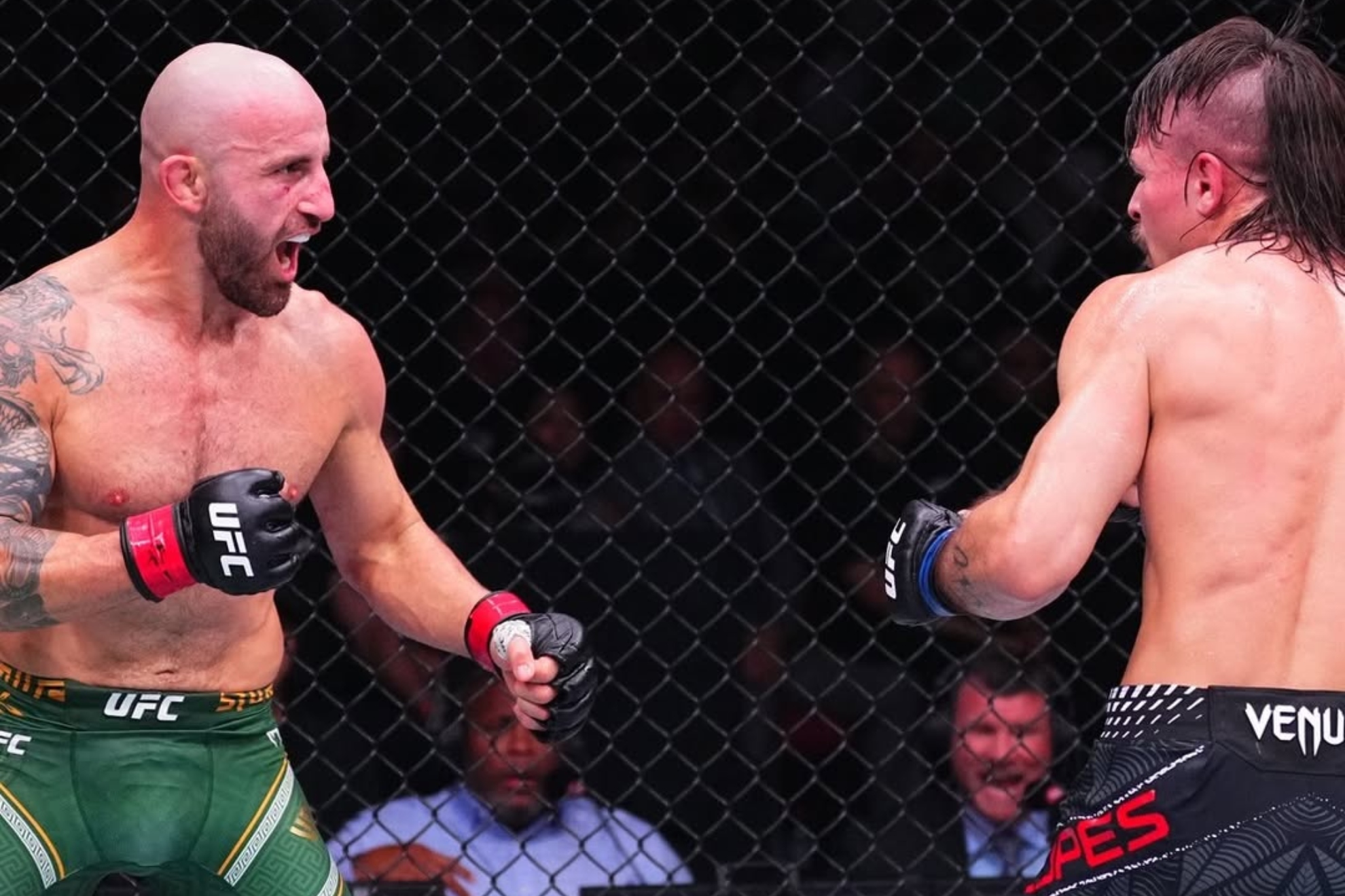 Alexander Volkanovski y Diego Lopes durante su combate en el UFC 325.