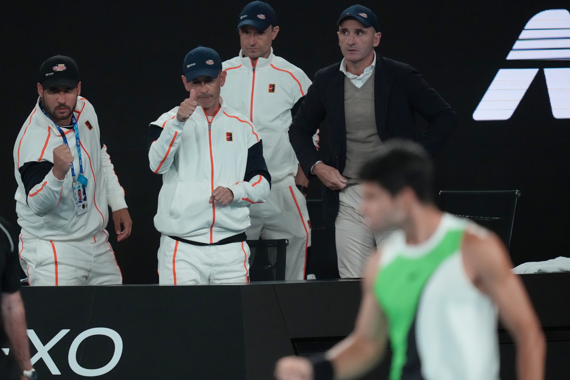 Carlitos, secundado por su equipo.