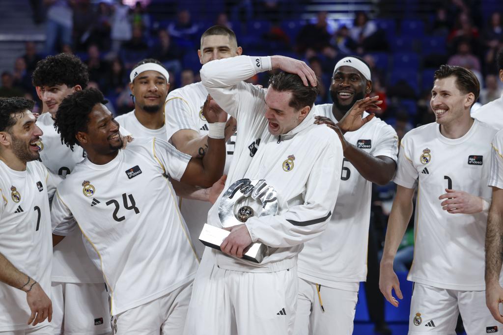 Mario Hezonja juntó a sus compañeros con el trofeo MVP de enero.