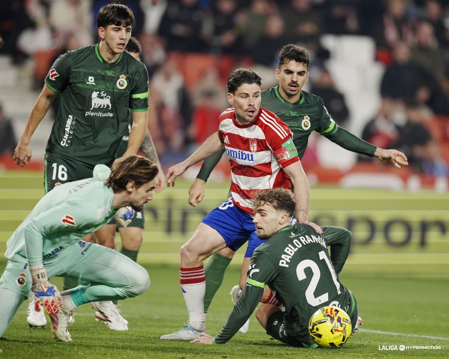 Sergio Ruiz, rodeado en el área del Racing