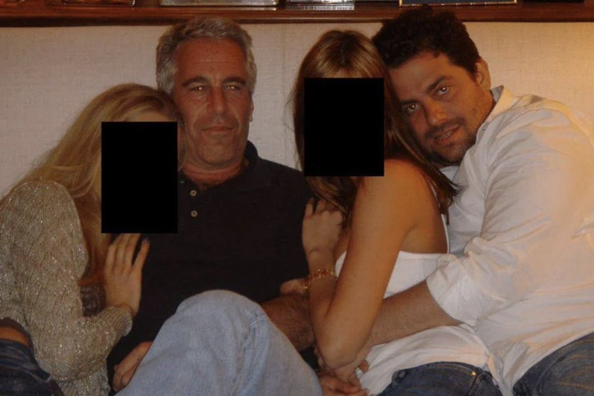 Jeffrey Epstein y Brett Ratner, junto a dos chicas.