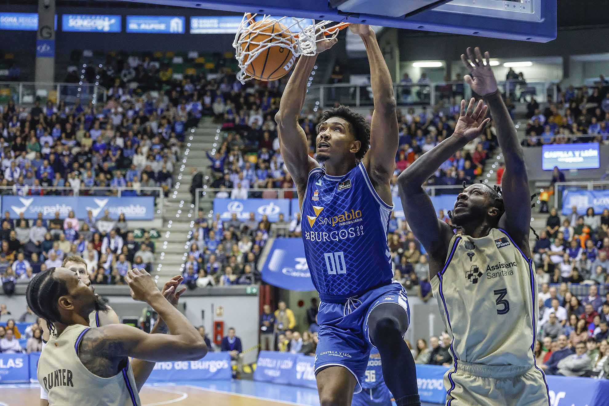 Jermaine Samuels del San Pablo Burgos anota ante el Barcelona en el Coliseum Burgos