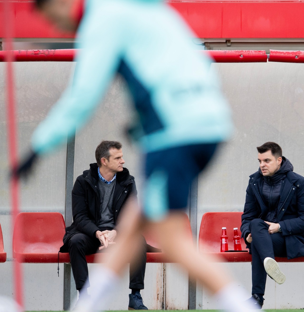 El presidente Jon Uriarte y Mikel González, director de fútbol, en un entrenamiento del primer equipo.