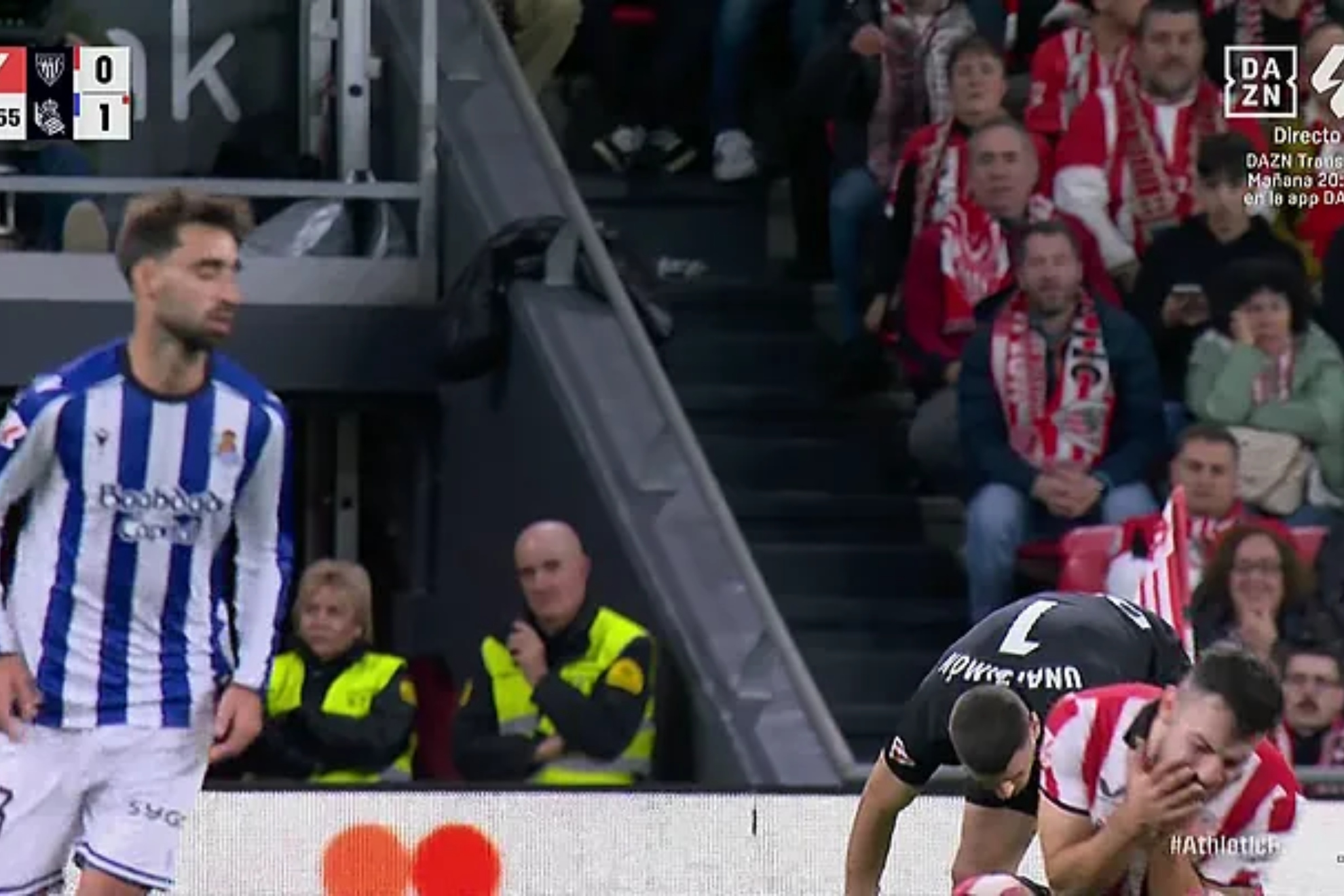 Aitor Paredes cae al suelo después de su rifi-rafe con Brais Méndez.