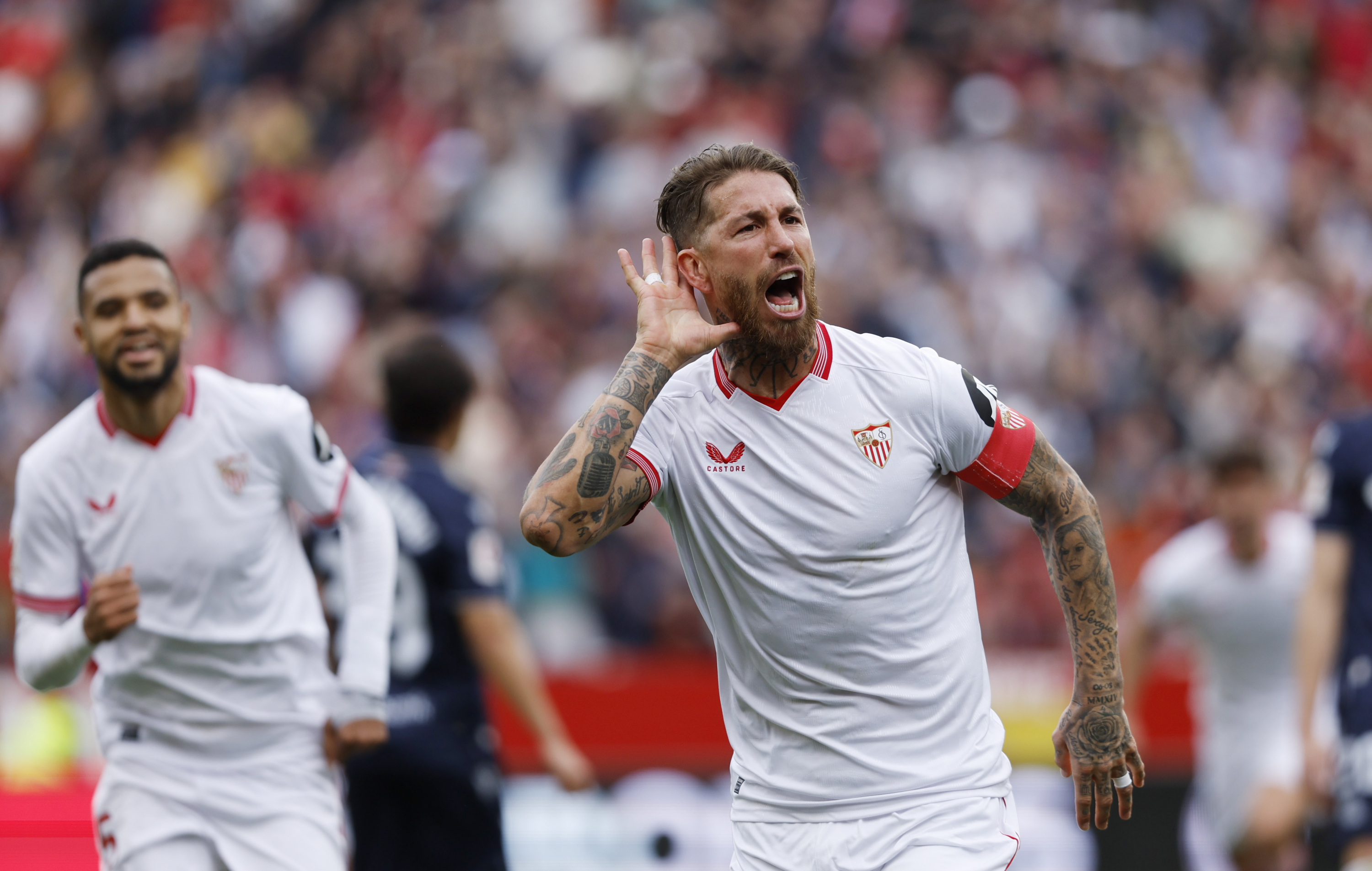 Sergio Ramos celebra un gol con el Sevilla.