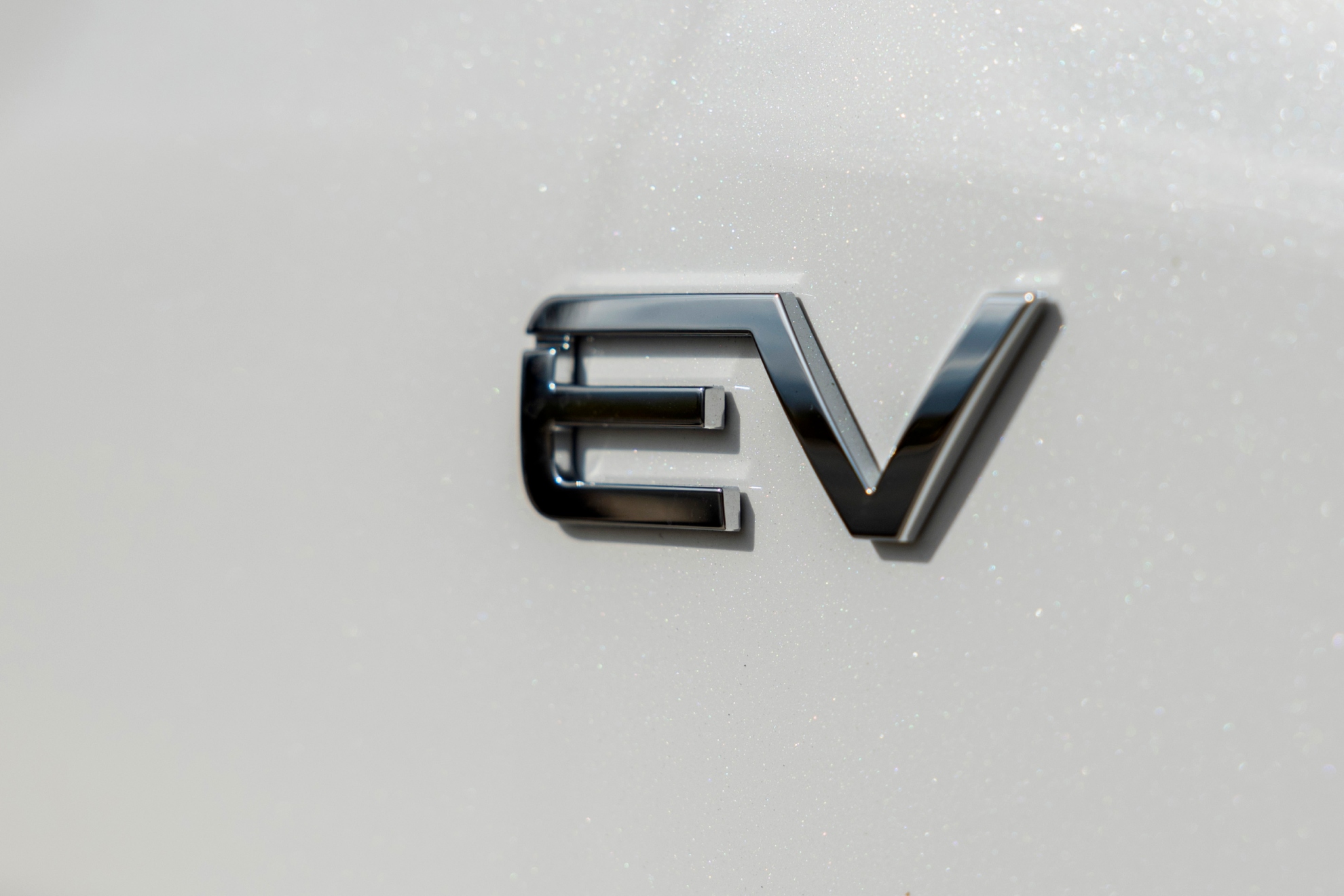 Los coches eléctricos e híbridos enchufables cuentan con nuevas ayudas.