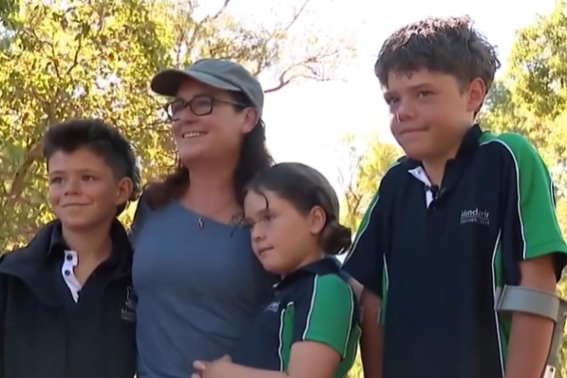 Austin, junto a su madre y sus hermanos pequeños.