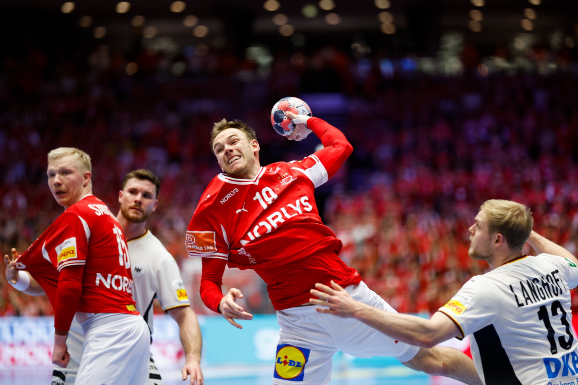 El jugador danés Mathias Gidsel lanza ante Alemania en la final del Europeo.