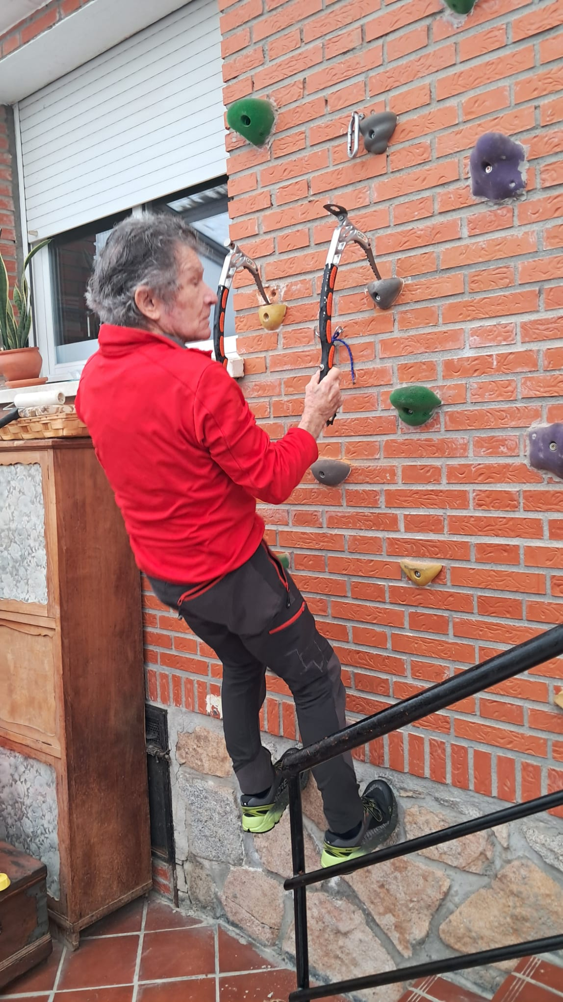 Carlos Soria entrenando en su casa para escalar sobre hielo