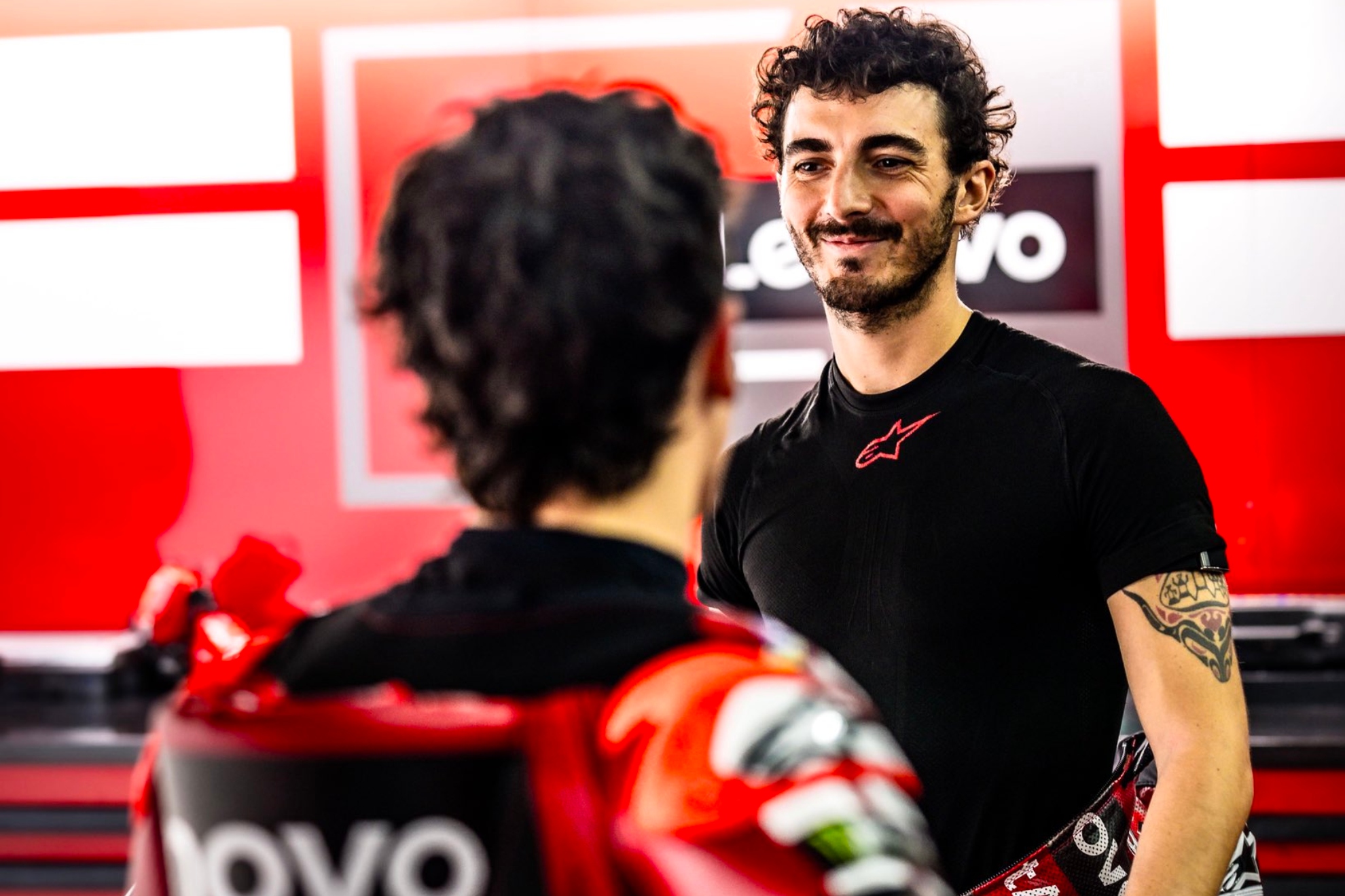 Pecco Bagnaia habla con Marc Márquez.