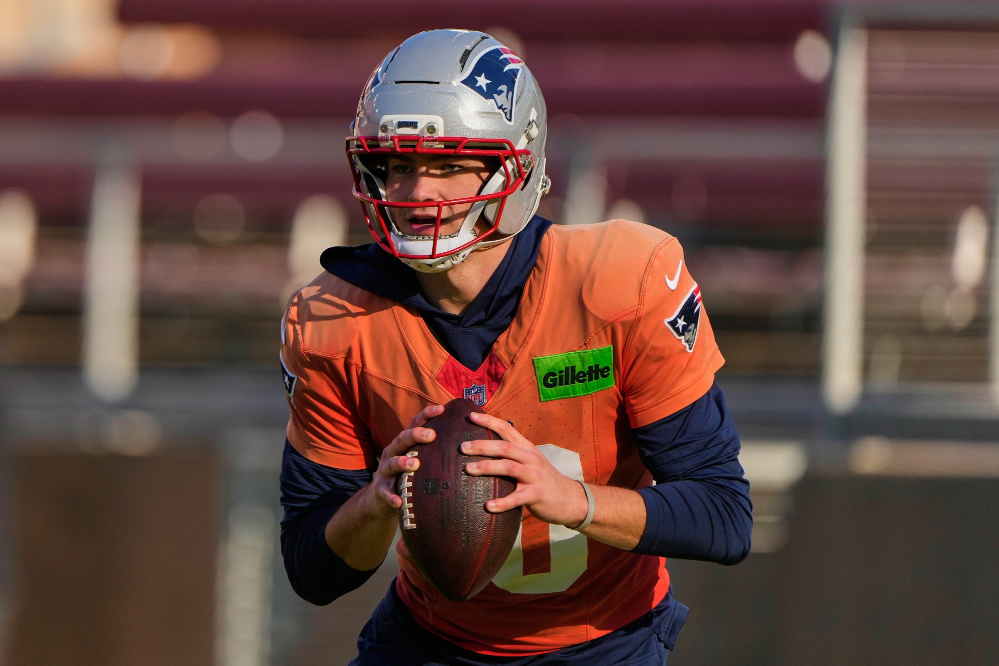 Drake Maye, en un entrenamiento con los Patriots.
