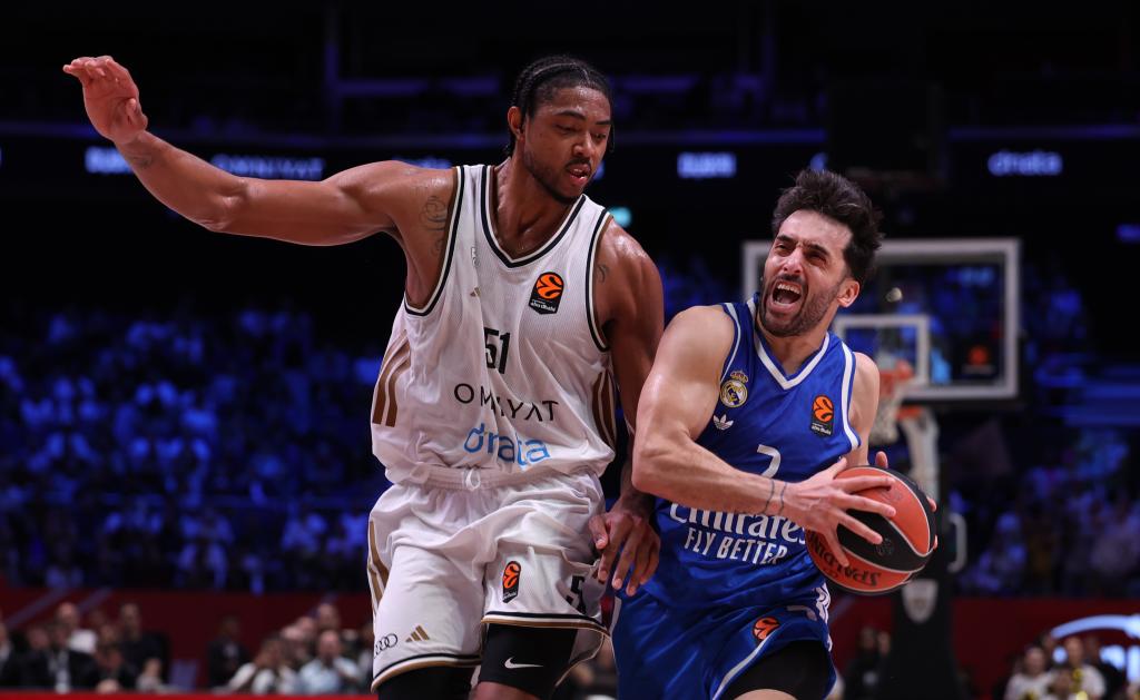 Facundo Campazzo trata de superar la defensa de Bruno Caboclo.