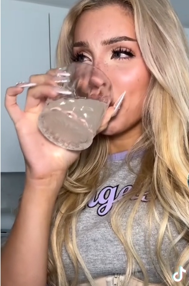 Influencer francesa se bebe el caldo de sus costillas.