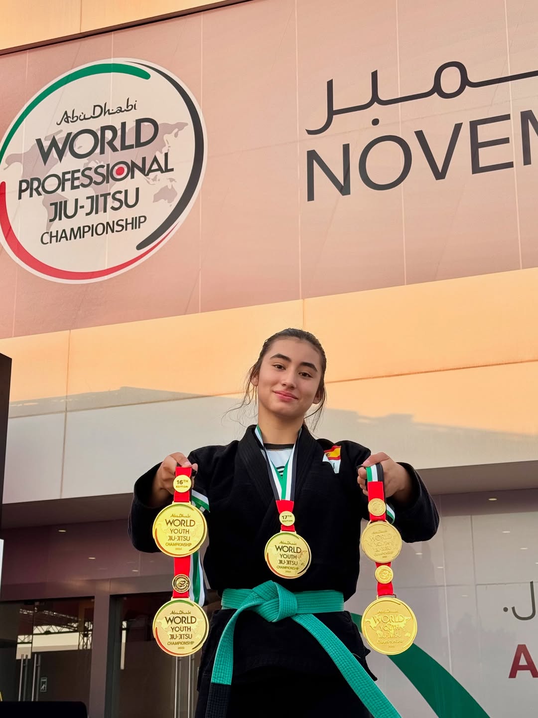 Alejandra Boixader posa con sus medallas de campeona en el Mundial de jiujitsu de Abu Dhabi.