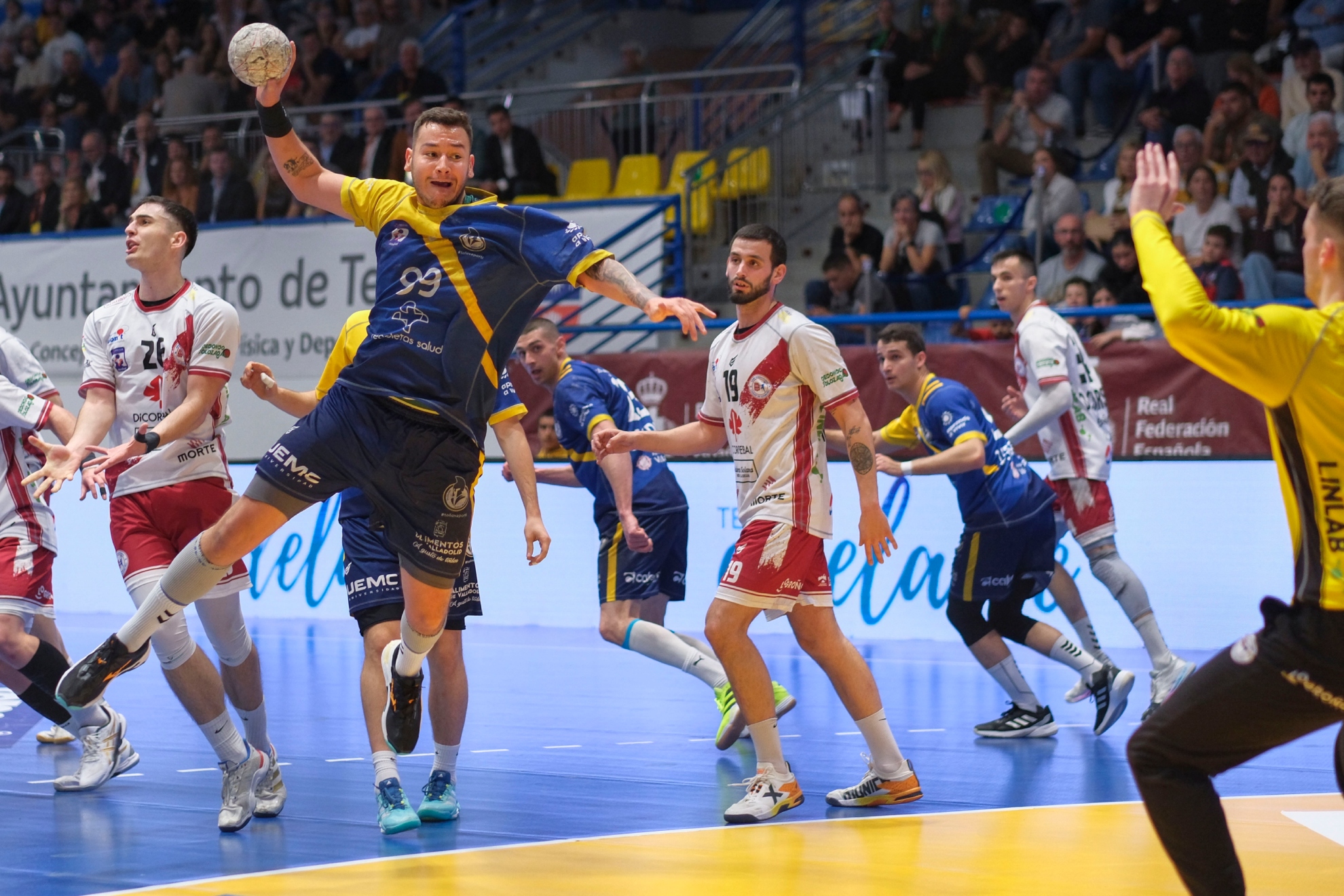 El pivote del Atl. Valladolid Guilherme Calvado lanza ante el Logroño.