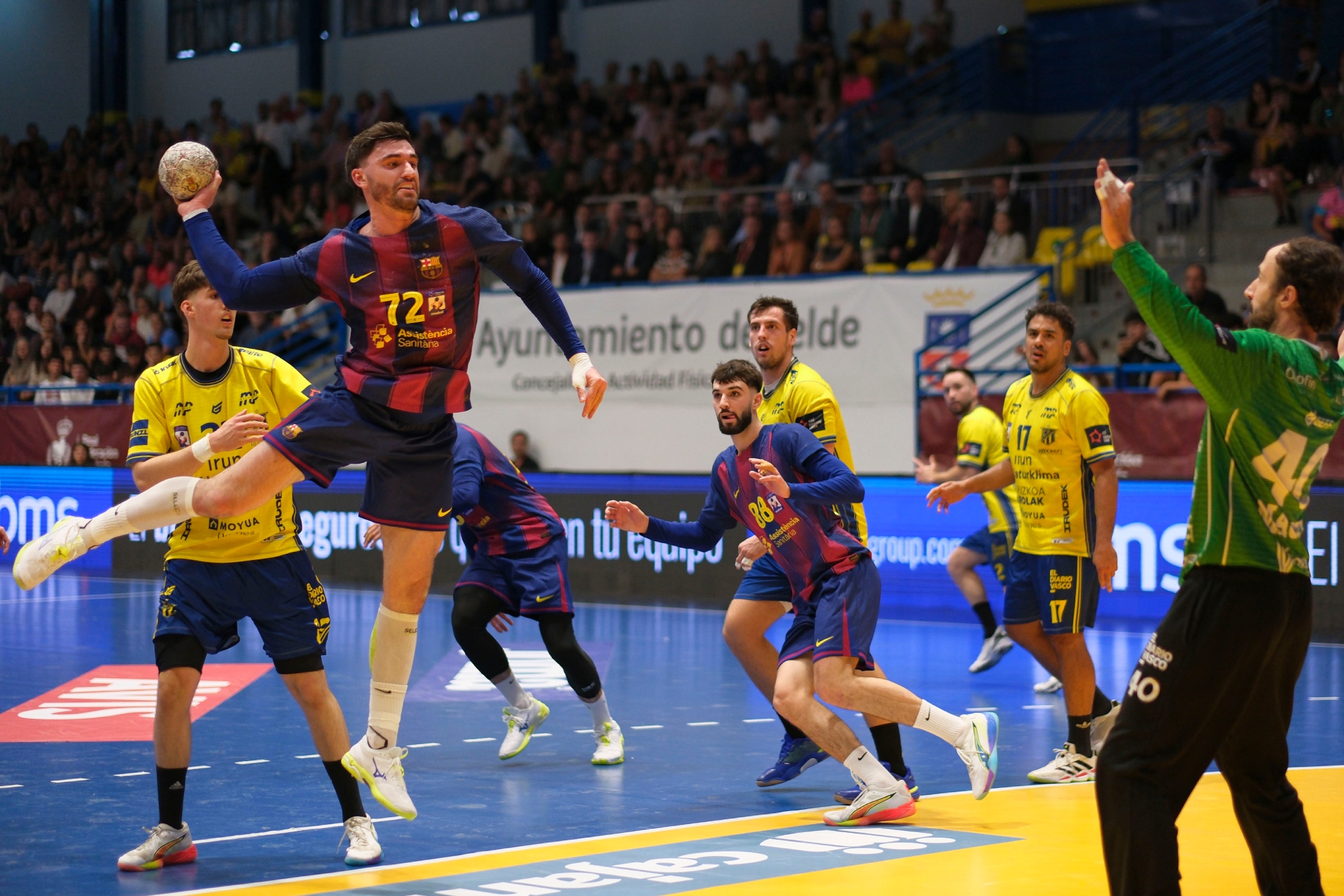 El pivote francés del Barça Fàbregas lanza ante el meta argentino del Bidasoa Leo Maciel.