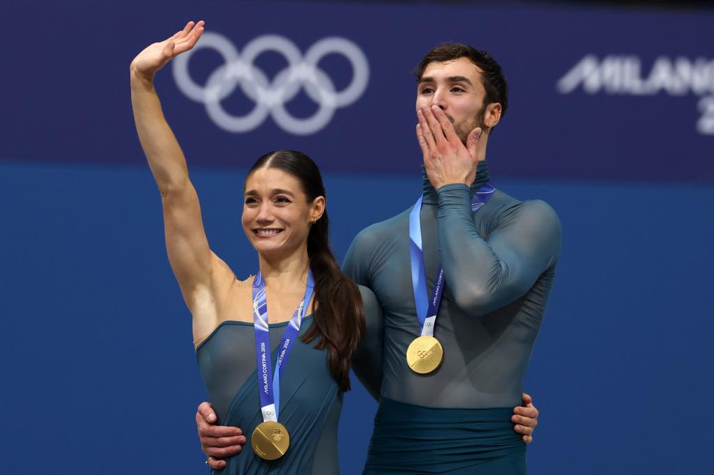La pareja oro olímpico en danza saluda desde el podio
