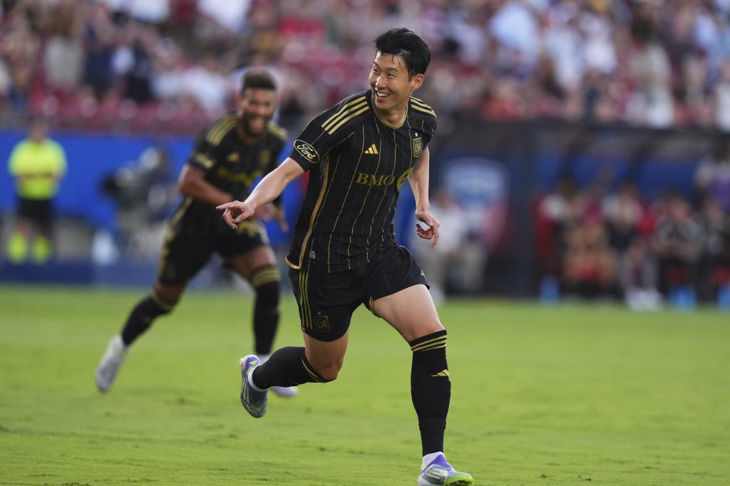 Heung Min Son de Los Angeles FC celebra un gol.