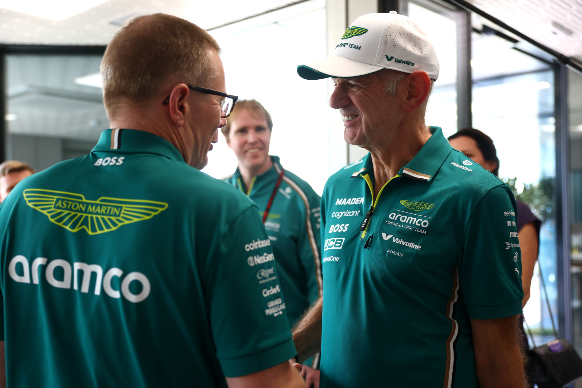Andy Cowell conversa con Adrian Newey.